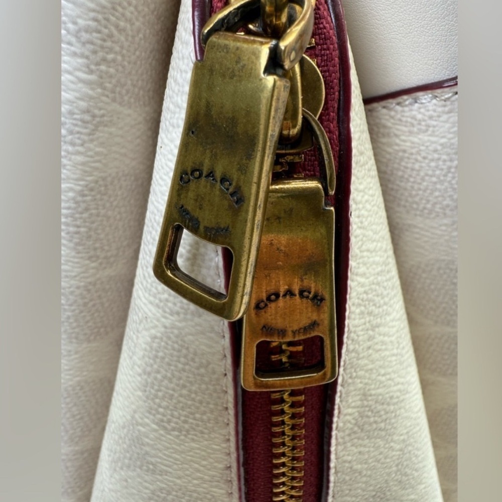 EUC Coach Lora Carryall 89576 – Chalk Signature Coated Canvas – Gold Hardware - Picture 5 of 10